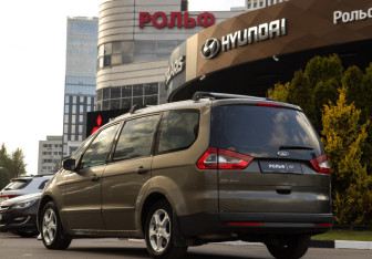Подержанный автомобиль Ford Galaxy 2011 года (5 фото)