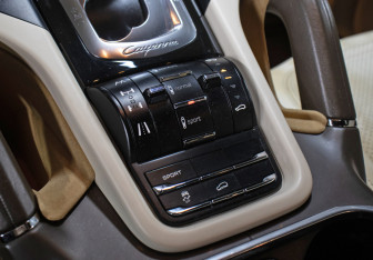 Подержанный автомобиль Porsche Cayenne 2013 года (18 фото)