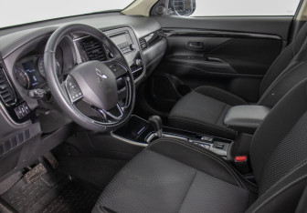 Подержанный автомобиль Mitsubishi Outlander 2021 года (10 фото)