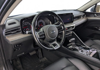 Подержанный автомобиль Kia K5 2020 года (19 фото)