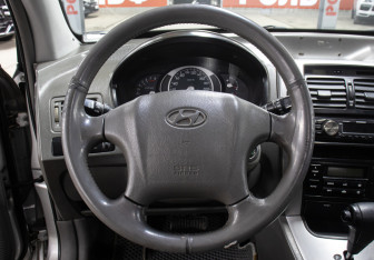 Подержанный автомобиль Hyundai Tucson 2005 года (17 фото)