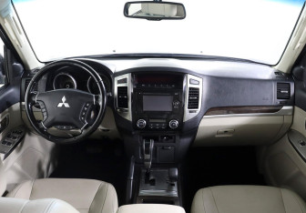 Подержанный автомобиль Mitsubishi Pajero 2017 года (9 фото)