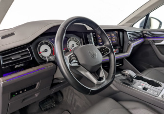 Подержанный автомобиль Volkswagen Touareg 2021 года (16 фото)