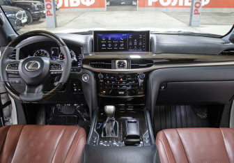 Подержанный автомобиль Lexus LX 2018 года (13 фото)