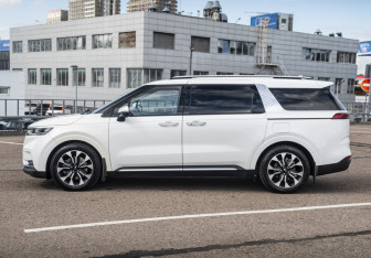 Подержанный автомобиль Kia Carnival 2021 года (8 фото)