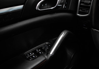 Подержанный автомобиль Porsche Cayenne 2015 года (15 фото)