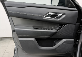Подержанный автомобиль Land Rover Range Rover Velar 2018 года (18 фото)