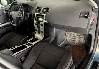 Подержанный автомобиль Volvo S40 2011 года (10 фото)