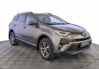 Подержанный автомобиль Toyota RAV4 2016 года (3 фото)