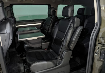 Подержанный автомобиль Peugeot Traveller 2018 года (16 фото)