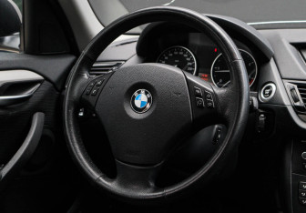 Подержанный автомобиль BMW X1 2014 года (11 фото)