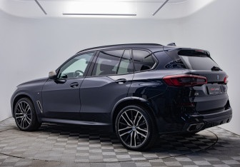Подержанный автомобиль BMW X5 2019 года (3 фото)