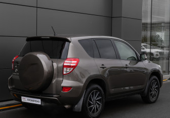 Подержанный автомобиль Toyota RAV4 2012 года (5 фото)