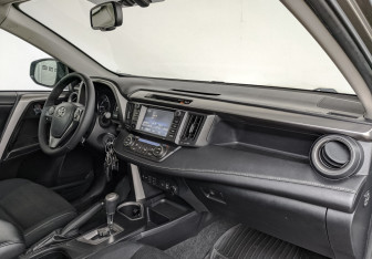 Подержанный автомобиль Toyota RAV4 2016 года (13 фото)