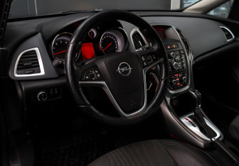 Подержанный автомобиль Opel Astra Sedan 2013 года (14 фото)