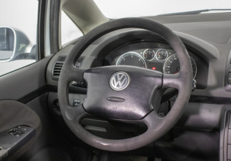 Подержанный автомобиль Volkswagen Sharan 2005 года (15 фото)