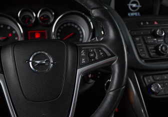Подержанный автомобиль Opel Zafira Minivan 2013 года (17 фото)