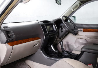 Подержанный автомобиль Toyota Land Cruiser Prado 2004 года (11 фото)