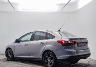 Подержанный автомобиль Ford Focus Sedan 2011 года (7 фото)