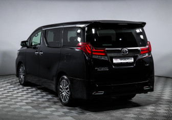 Подержанный автомобиль Toyota Alphard 2015 года (7 фото)