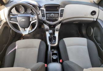 Подержанный автомобиль Chevrolet Cruze Sedan 2011 года (10 фото)