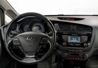 Подержанный автомобиль Kia Ceed Hatchback 2015 года (21 фото)