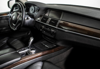 Подержанный автомобиль BMW X5 2010 года (11 фото)