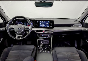 Подержанный автомобиль Kia K5 2021 года (14 фото)