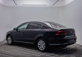 Подержанный автомобиль Volkswagen Passat Sedan 2011 года (7 фото)