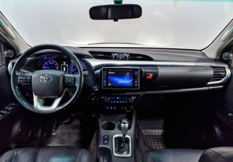 Подержанный автомобиль Toyota Hilux 2017 года (13 фото)