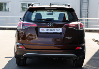 Подержанный автомобиль Toyota RAV4 2017 года (6 фото)
