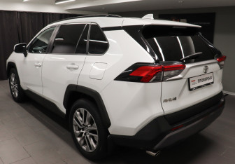 Подержанный автомобиль Toyota RAV4 2020 года (6 фото)