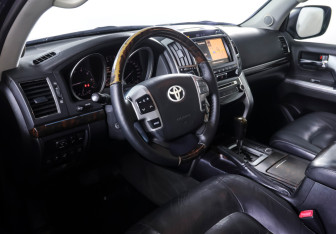 Подержанный автомобиль Toyota Land Cruiser Suv 2012 года (15 фото)