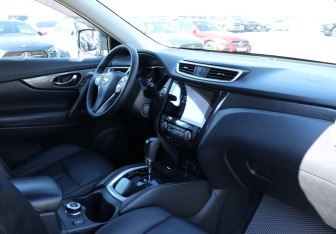 Подержанный автомобиль Nissan X-Trail 2015 года (9 фото)