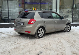Подержанный автомобиль Kia Ceed Hatchback 2011 года (8 фото)