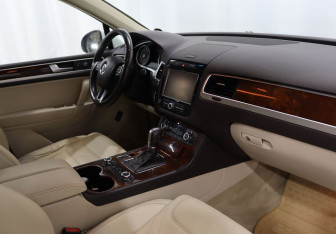 Подержанный автомобиль Volkswagen Touareg 2012 года (10 фото)