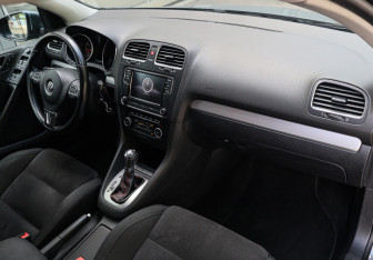 Подержанный автомобиль Volkswagen Golf Hatchback 2012 года (7 фото)
