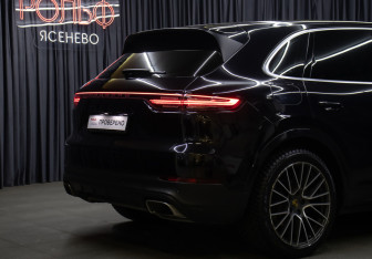 Подержанный автомобиль Porsche Cayenne 2018 года (24 фото)