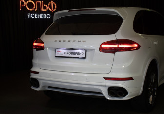 Подержанный автомобиль Porsche Cayenne 2017 года (23 фото)