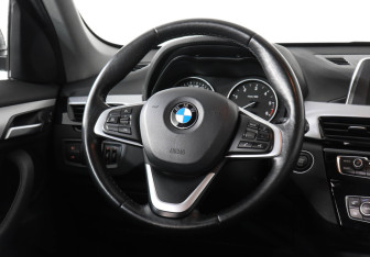Подержанный автомобиль BMW X1 2017 года (15 фото)