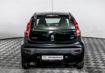 Подержанный автомобиль Peugeot 107 2011 года (6 фото)
