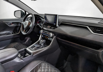 Подержанный автомобиль Toyota RAV4 2021 года (13 фото)