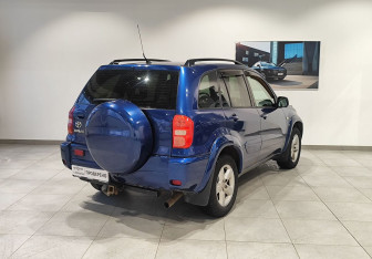 Подержанный автомобиль Toyota RAV4 2005 года (5 фото)
