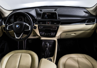 Подержанный автомобиль BMW X1 2017 года (11 фото)