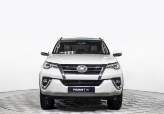 Подержанный автомобиль Toyota Fortuner 2017 года (2 фото)