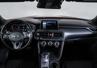 Подержанный автомобиль Genesis G70 2018 года (17 фото)