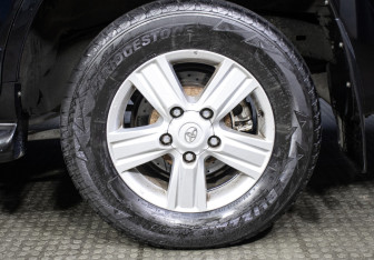 Подержанный автомобиль Toyota Land Cruiser Suv 2012 года (25 фото)