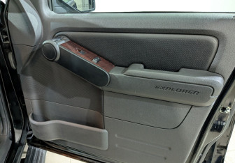 Подержанный автомобиль Ford Explorer 2008 года (22 фото)