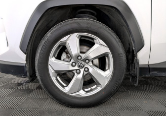 Подержанный автомобиль Toyota RAV4 2019 года (18 фото)
