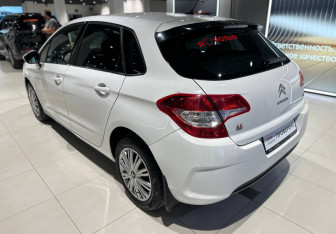 Подержанный автомобиль Citroen C4 Hatchback 2011 года (4 фото)
